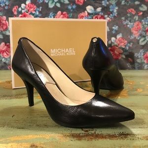 Michael Kors Black Leather Pumps!!
